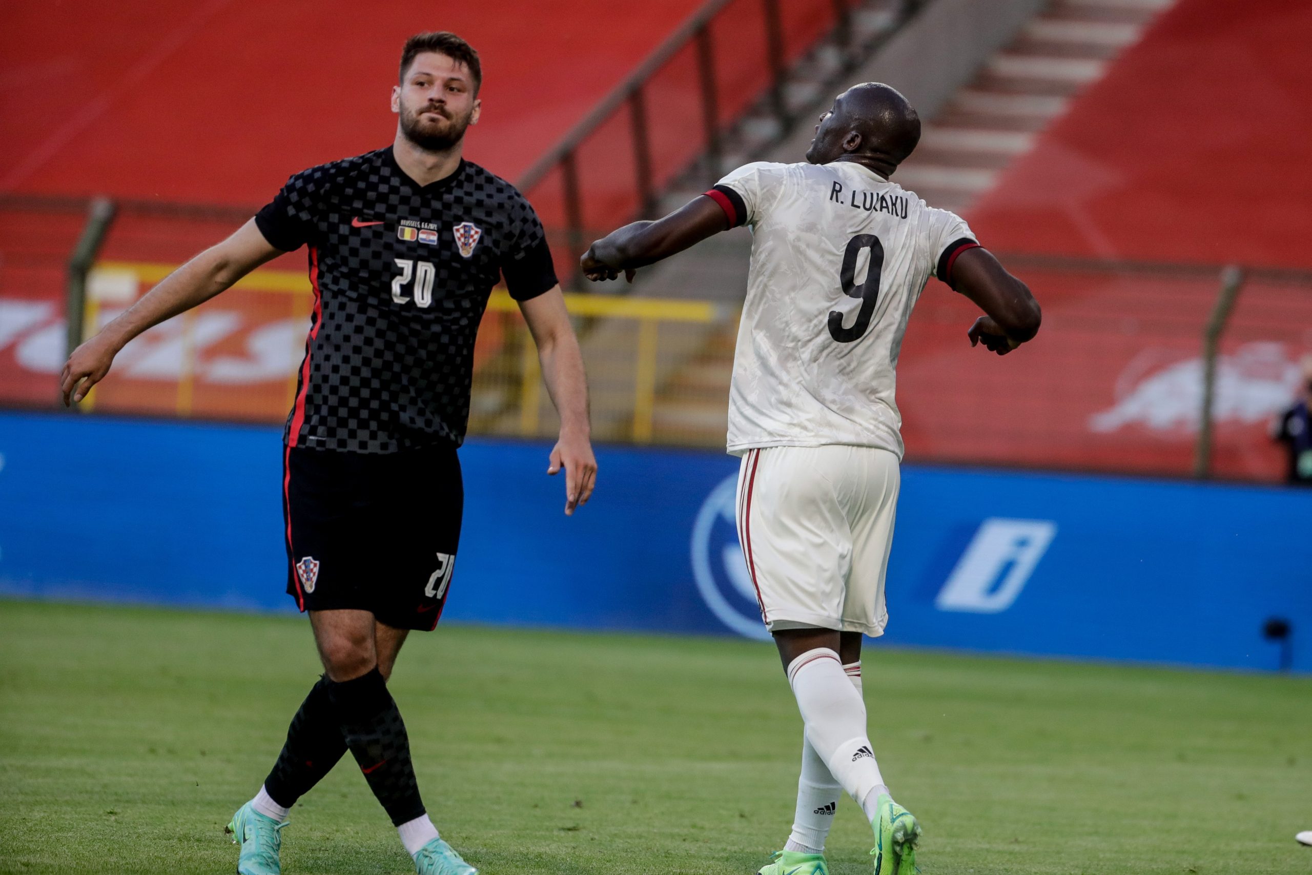 epa09252004 Romelu Lukaku (R) of Belgium celebrates after scoring the 1-0 lead during the International Friendly soccer match between Belgium and Croatia at King Baudouin stadium in Brussels, Belgium, 06 June 2021.  EPA/STEPHANIE LECOCQ
