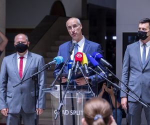Split, 07.06.2021 - Primopredaja gradske vlasti u Splitu. Ivica Puljak službeno preuzeo dužnost gradonačelnika Grada Splita zajedno sa svojim zamjenicima. Na fotografiji Antonio Kuzmanić, Ivica Puljak i Bojan Ivošević.
foto HINA/ Miroslav LELAS/ lm