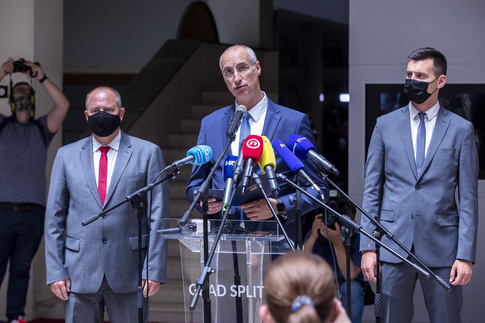 Split, 07.06.2021 - Primopredaja gradske vlasti u Splitu. Ivica Puljak službeno preuzeo dužnost gradonačelnika Grada Splita zajedno sa svojim zamjenicima. Na fotografiji Antonio Kuzmanić, Ivica Puljak i Bojan Ivošević.
foto HINA/ Miroslav LELAS/ lm