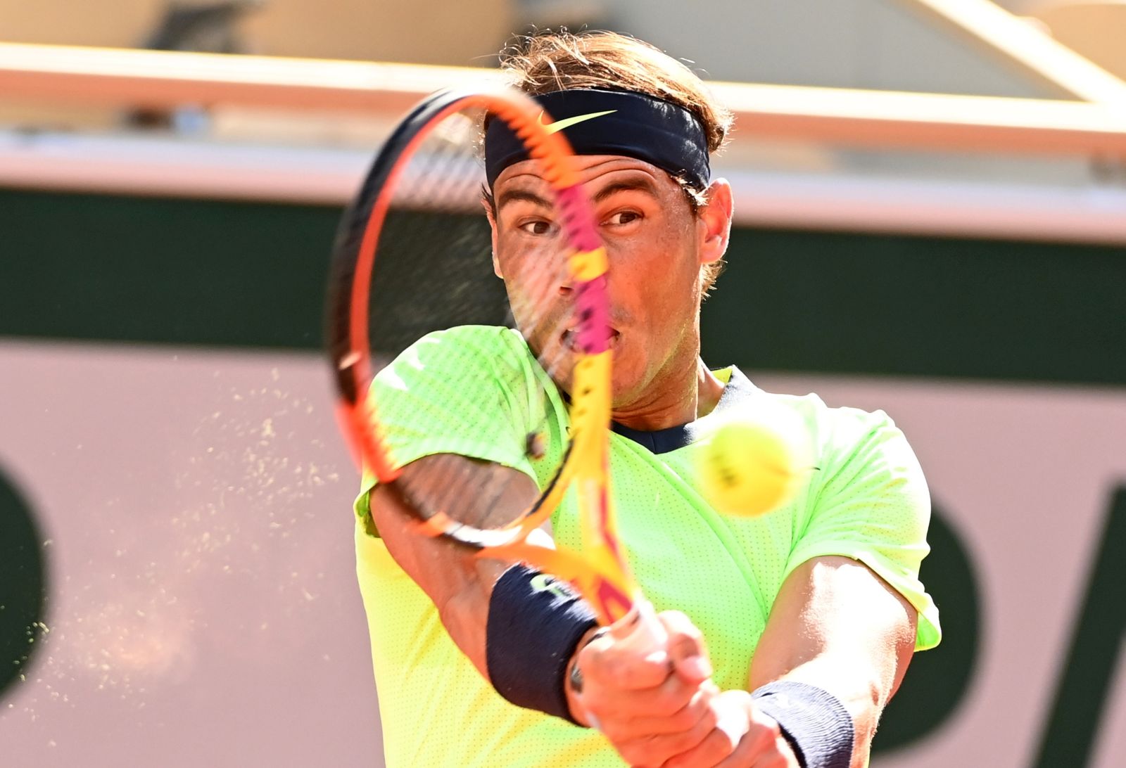 epa09253405 Rafael Nadal of Spain in action during the 4th round match against Jannik Sinner of Italy at the French Open tennis tournament at Roland Garros in Paris, France, 07 June 2021.  EPA/CAROLINE BLUMBERG