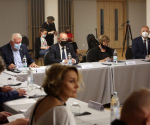 Zagreb, 8.6.2021 - U organizaciji Zajednice udruga hrvatskih civilnih stradalnika iz Domovinskog rata Hrvatske, održan je okrugli stol pod nazivom "Zašto je važan Zakon o civilnim stradalnicima iz Domovinskog rata?". Na slici Josip Đakić, Tomo Medved, Julijana Rosandić i Špiro Janović.
Foto HINA/ Dario GRZELJ/ dag