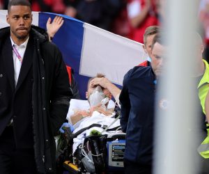 epa09265622 Christian Eriksen (C) of Denmark is stretchered off the pitch after receiving medical assistance during the UEFA EURO 2020 group B preliminary round soccer match between Denmark and Finland in Copenhagen, Denmark, 12 June 2021.  EPA/Friedemann Vogel / POOL (RESTRICTIONS: For editorial news reporting purposes only. Images must appear as still images and must not emulate match action video footage. Photographs published in online publications shall have an interval of at least 20 seconds between the posting.)