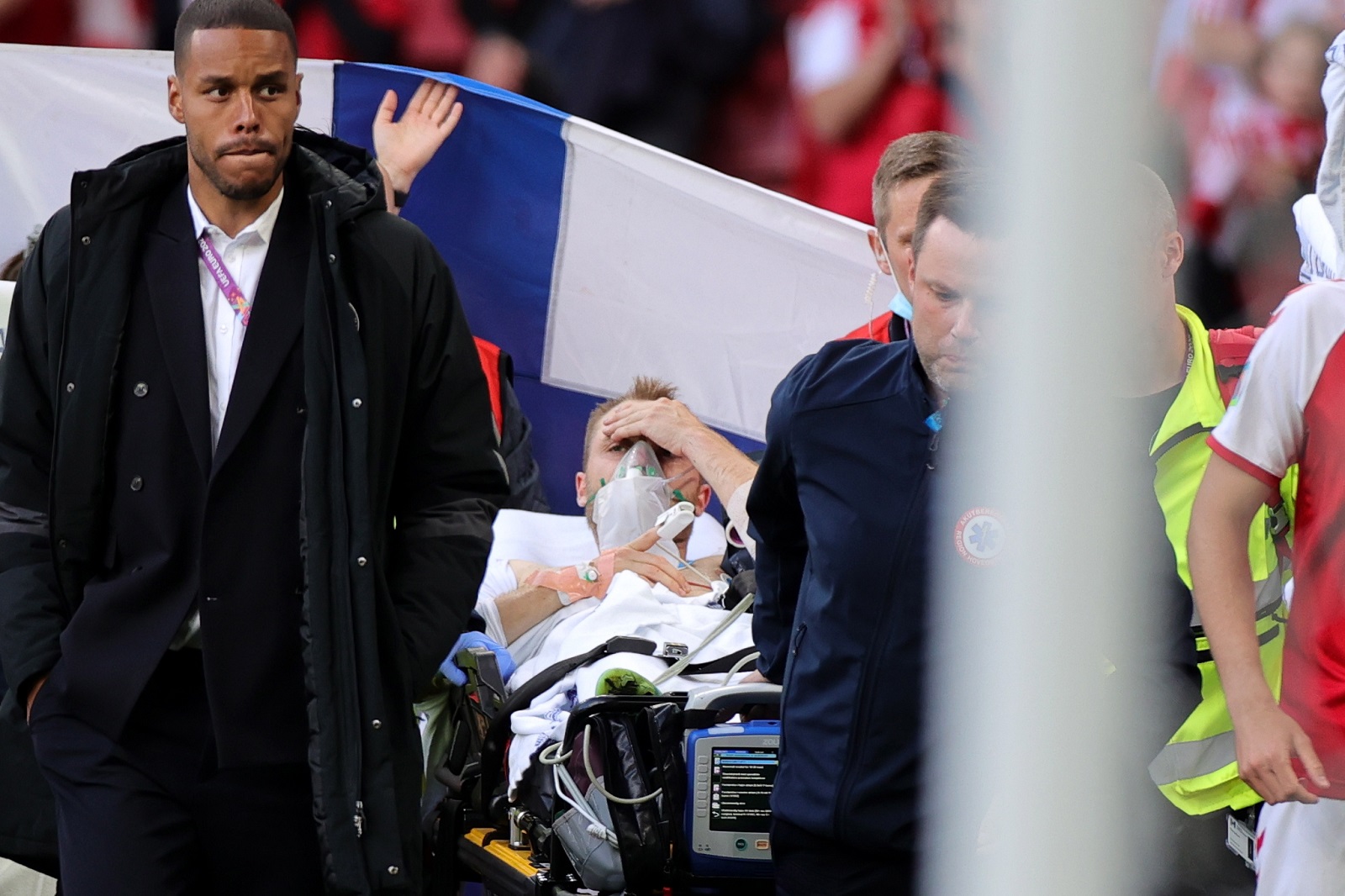 epa09265622 Christian Eriksen (C) of Denmark is stretchered off the pitch after receiving medical assistance during the UEFA EURO 2020 group B preliminary round soccer match between Denmark and Finland in Copenhagen, Denmark, 12 June 2021.  EPA/Friedemann Vogel / POOL (RESTRICTIONS: For editorial news reporting purposes only. Images must appear as still images and must not emulate match action video footage. Photographs published in online publications shall have an interval of at least 20 seconds between the posting.)