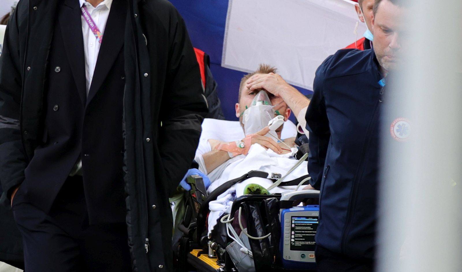 epa09265622 Christian Eriksen (C) of Denmark is stretchered off the pitch after receiving medical assistance during the UEFA EURO 2020 group B preliminary round soccer match between Denmark and Finland in Copenhagen, Denmark, 12 June 2021.  EPA/Friedemann Vogel / POOL (RESTRICTIONS: For editorial news reporting purposes only. Images must appear as still images and must not emulate match action video footage. Photographs published in online publications shall have an interval of at least 20 seconds between the posting.)