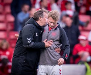 epa09265954 Denmark head coach Kasper Hjulmand (L) and captain Simon Kjaer (R) react dejected after losing the UEFA EURO 2020 group B preliminary round soccer match between Denmark and Finland in Copenhagen, Denmark, 12 June 2021.  EPA/Liselotte Sabroe  DENMARK OUT - (RESTRICTIONS: For editorial news reporting purposes only. Images must appear as still images and must not emulate match action video footage. Photographs published in online publications shall have an interval of at least 20 seconds between