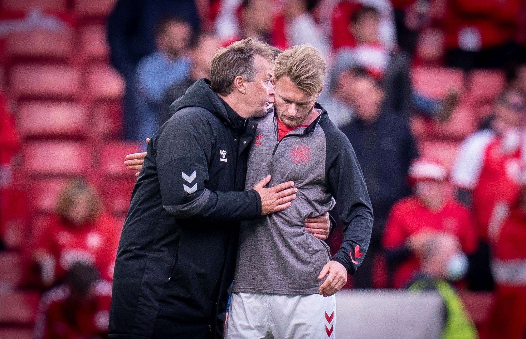 epa09265954 Denmark head coach Kasper Hjulmand (L) and captain Simon Kjaer (R) react dejected after losing the UEFA EURO 2020 group B preliminary round soccer match between Denmark and Finland in Copenhagen, Denmark, 12 June 2021.  EPA/Liselotte Sabroe  DENMARK OUT - (RESTRICTIONS: For editorial news reporting purposes only. Images must appear as still images and must not emulate match action video footage. Photographs published in online publications shall have an interval of at least 20 seconds between