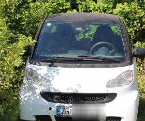 Susak, 13.06.2021 -  Na otoku Susku, na kojemu ivi manje od 200 stanovnika i bez asfaltirane ceste pojavio se prvi automobil. foto HINA/Miroslav Edvin Habek/ ik