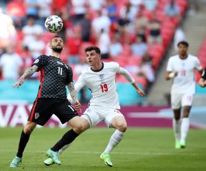 London, 13.06.2021  - Utakmica 1. kola D skupine Europskog nogometnog prvenstva, Engleska - Hrvatska na Wembley stadionu u Londonu. Na slici Marcelo Brozovic, Mason Mount.
foto HINA/ Daniel KASAP/ ds
