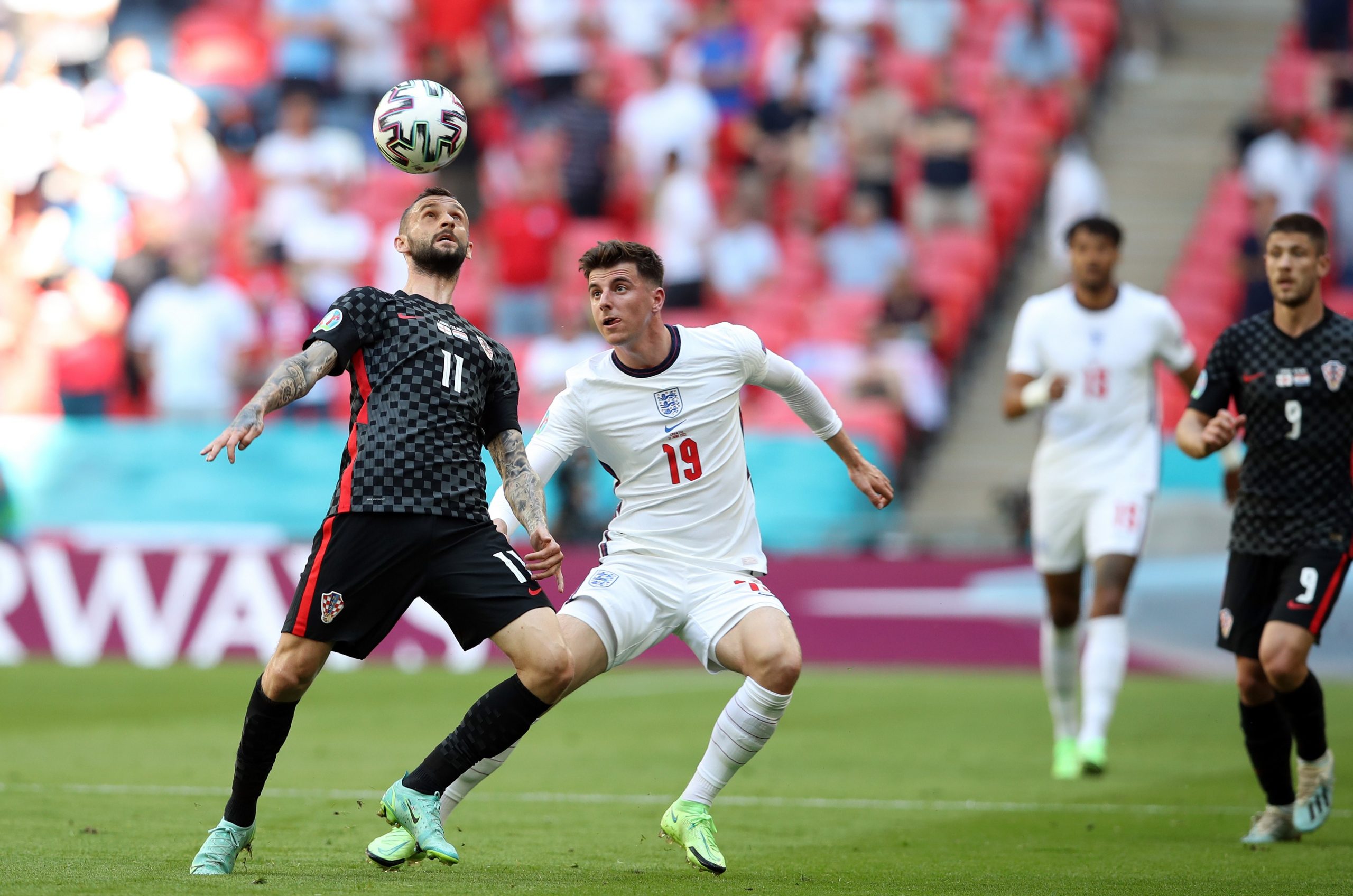 London, 13.06.2021  - Utakmica 1. kola D skupine Europskog nogometnog prvenstva, Engleska - Hrvatska na Wembley stadionu u Londonu. Na slici Marcelo Brozovic, Mason Mount.
foto HINA/ Daniel KASAP/ ds