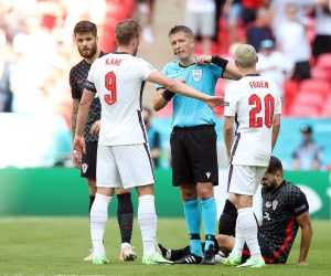 London, 13.06.2021  - Utakmica 1. kola D skupine Europskog nogometnog prvenstva, Engleska - Hrvatska na Wembley stadionu u Londonu. Na slici Duje Caleta-Car, Joko Gvardiol, Harry Kane i Phil Foden razgovaraju sa sucem.
foto HINA/ Daniel KASAP/ ds