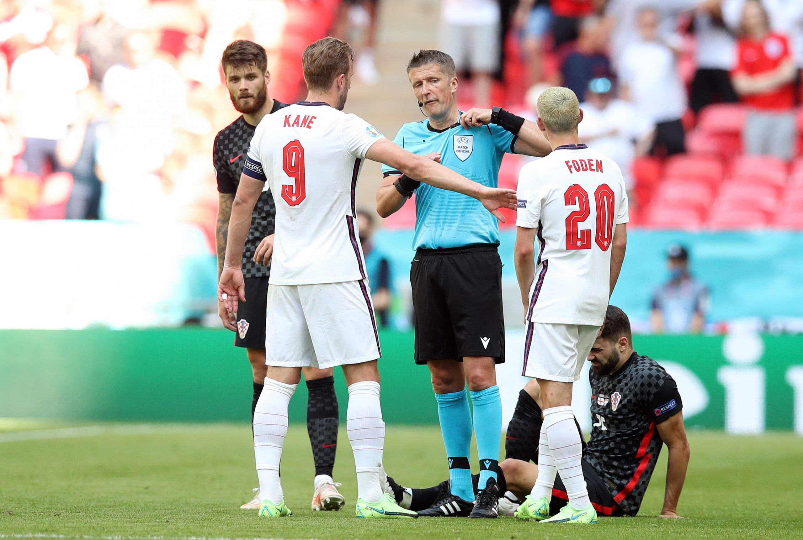 London, 13.06.2021  - Utakmica 1. kola D skupine Europskog nogometnog prvenstva, Engleska - Hrvatska na Wembley stadionu u Londonu. Na slici Duje Caleta-Car, Joko Gvardiol, Harry Kane i Phil Foden razgovaraju sa sucem.
foto HINA/ Daniel KASAP/ ds