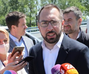 Zagreb, 14.06.2021.- Gradonačelnik Grada Zagreba Tomislav Tomašević obišao je danas početak radova sanacije na Domovinskom mostu. Na fotografiji Tomislav Tomašević.
foto HINA/ Admir BULJUBAŠIĆ/ abu