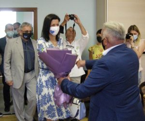 Petrinja, 14.06.2021 - Slubena primopredaja izvrne gradske vlasti obavljena je u Petrinji izmedu dosadanjega gradonacelnika Darinka Dumbovica (Reformisti) i novoizabrane gradonacelnice Magdalene Komes (HDZ). Na slici Darinko Dumbovic, nova gradonacelnica Magdalena Komes i njen zamjenik Ivan Prskalo.
foto HINA/ Zdravko STRIIC/ ds