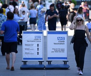 epa09270170 People enter and exit St.Thomas's hospital in London, Britain, 14 June 2021. British Prime Minister Boris Johnson is set to announce a delay to lockdown easing regulations 14 June. The UK government is to delay for a further four weeks to full reopening due to a significant rise in Delta variant Covid-19 cases across England.  EPA/ANDY RAIN