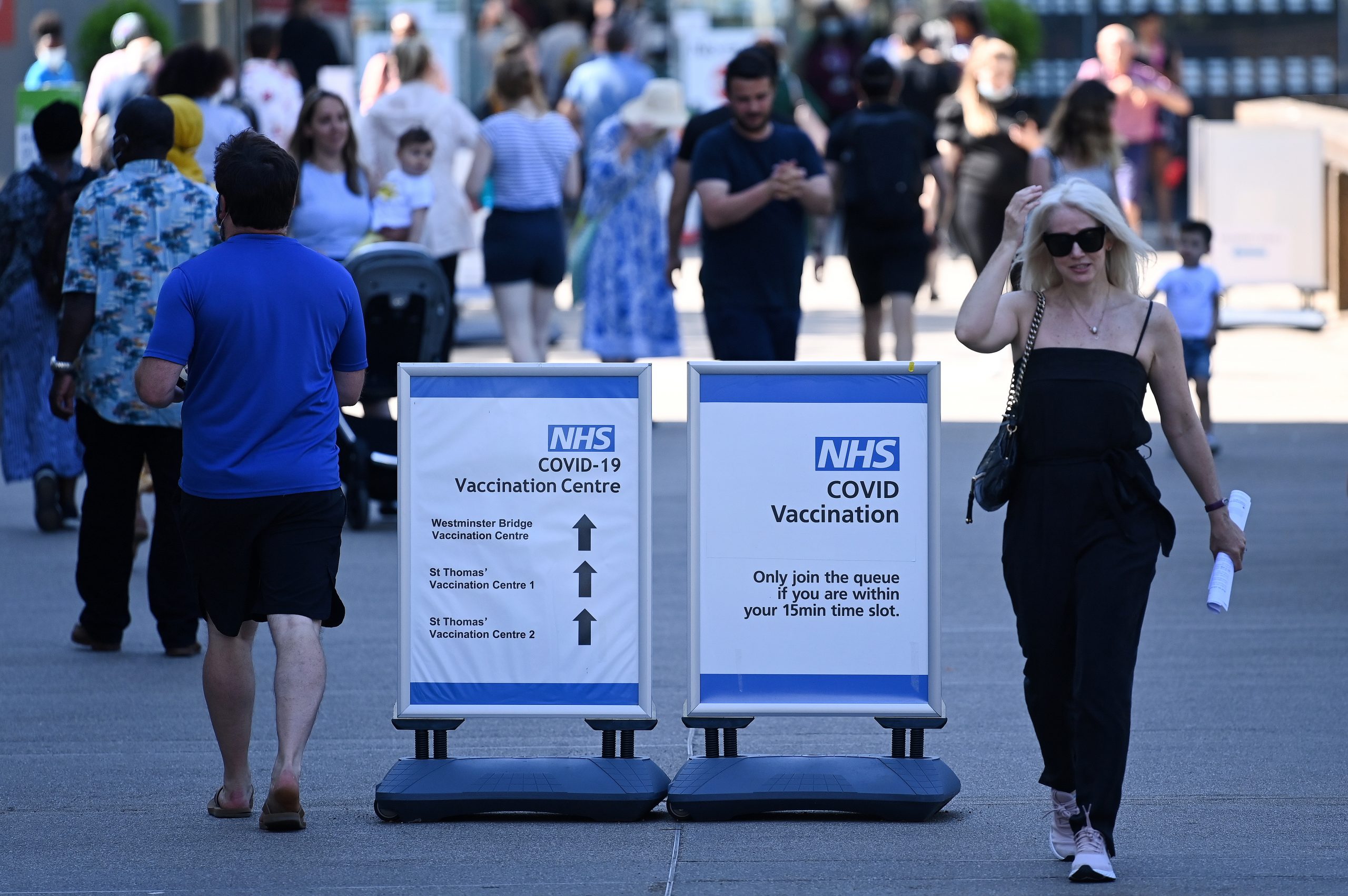 epa09270170 People enter and exit St.Thomas's hospital in London, Britain, 14 June 2021. British Prime Minister Boris Johnson is set to announce a delay to lockdown easing regulations 14 June. The UK government is to delay for a further four weeks to full reopening due to a significant rise in Delta variant Covid-19 cases across England.  EPA/ANDY RAIN