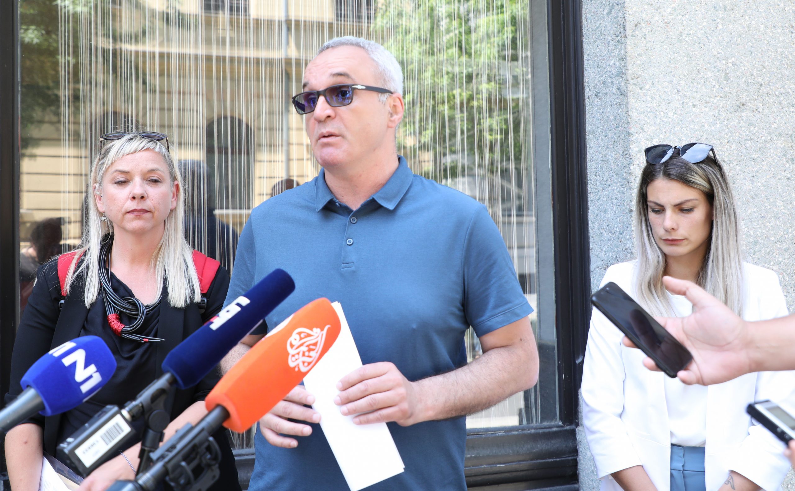 Zagreb, 15.06.2021.- Hrvatsko novinarsko društvo (HND) i Sindikat novinara Hrvatske (SNH) održali su konferenciju za medije na kojoj su upozorili na "sramotno ponašanje Uprave Glasa Istre koja je iz odmazde odlučila uručiti izvanredne otkaze novinarkama i novinarima te medijske kuće nakon što su dramatičnim pismom upozorili javnost na neprofesionalnu uređivačku politiku Glasa Istre u predizbornoj kampanji u korist IDS-a Hrvoje Zovko.
foto HINA/ Admir BULJUBAŠIĆ/ abu