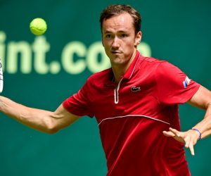 epa09272733 Daniil Medvedev of Russia in action during his first round match against Jan-Lennard Struff of Germany at the ATP Tennis Tournament Gerry Weber Open in Halle (Westphalia), Germany, 15 June 2021.  EPA/SASCHA STEINBACH
