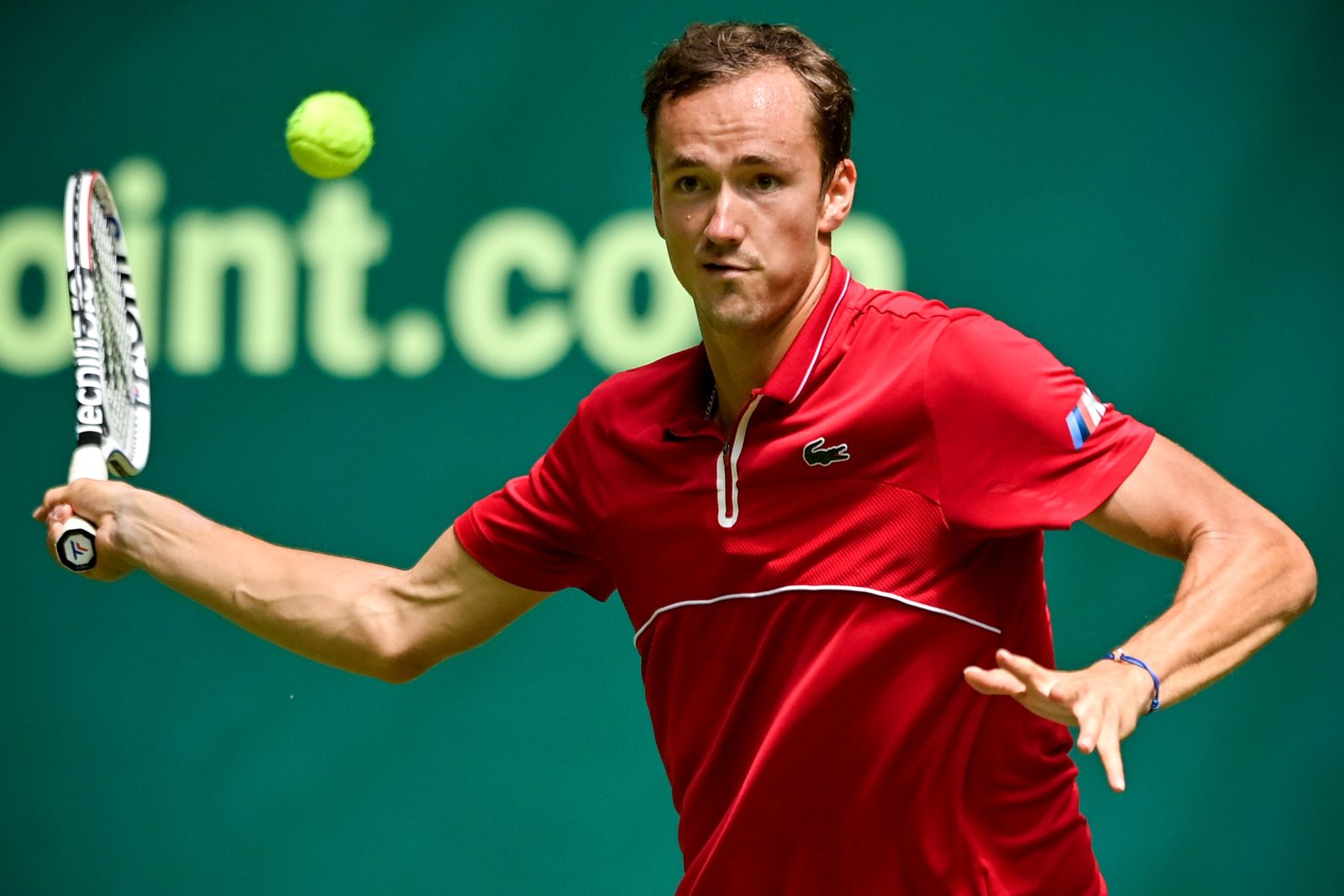 epa09272733 Daniil Medvedev of Russia in action during his first round match against Jan-Lennard Struff of Germany at the ATP Tennis Tournament Gerry Weber Open in Halle (Westphalia), Germany, 15 June 2021.  EPA/SASCHA STEINBACH