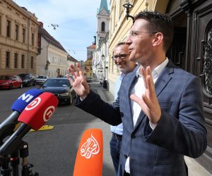 Zagreb, 16.06.2021.- Konferencija za medije Zvonimira Troskota i Marka Sladoljeva, koji su na listi Mosta ušli u zagrebačku Skuštinu, Izložiti će za što će se u Skupštini Grada Zagreba zauzimati. Na fotografiji Marko Sladoljev, Zvonimir Troskot.
foto HINA/ Admir BULJUBAŠIĆ/ abu
