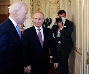 epa09276600 US President Joe Biden (? L) and Russian President Vladimir Putin (? R) during their meeting at the US - Russia summit at the Villa La Grange, in Geneva, Switzerland, 16 June 2021.  EPA/MIKHAIL METZEL/SPUTNIK/KREMLIN POOL MANDATORY CREDIT