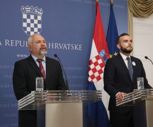 Zagreb, 18.07.2021. - U Banskim dvorima odrana je zajednièka konferencija za medije Josipa Aladroviæa (D), ministra rada, mirovinskoga sustava, obitelji i socijalne politike i Silvana Hrelje (L), predsjednika Hrvatske stranke umirovljenika. foto HINA /Zvonimir KUHTIÆ/ zk