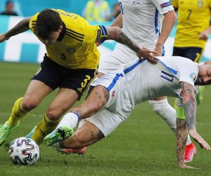 epa09282688 Victor Lindelof (L) of Sweden in action against Marek Hamsik of Slovakia during the UEFA EURO 2020 group E preliminary round soccer match between Sweden and Slovakia in St.Petersburg, Russia, 18 June 2021.  EPA/Maxim Shemetov / POOL (RESTRICTIONS: For editorial news reporting purposes only. Images must appear as still images and must not emulate match action video footage. Photographs published in online publications shall have an interval of at least 20 seconds between the posting.)