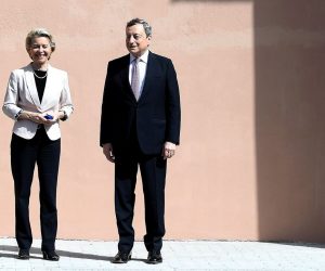 epa09293306 Italian Prime Minister Mario Draghi (R) welcomes European Commission President Ursula von der Leyen (L) for a meeting at Cinecitta' studios in Rome, Italy, 22 June 2021. Von der Leyen is currently touring the 27 EU member states' capitals.  EPA/ETTORE FERRARI / POOL