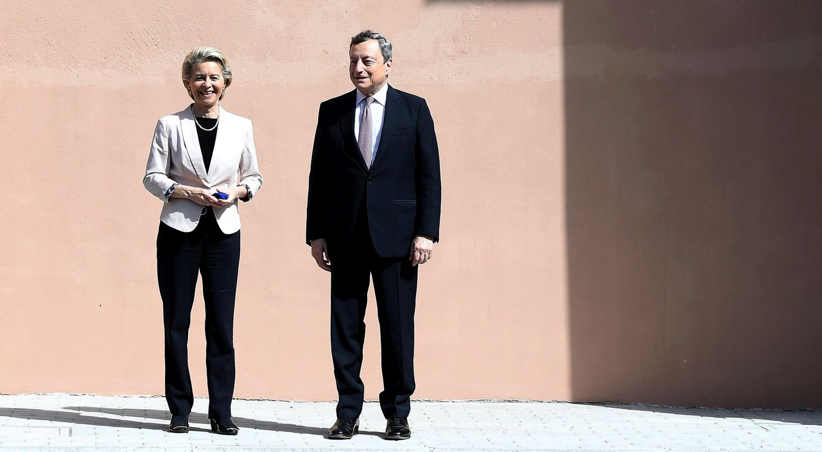 epa09293306 Italian Prime Minister Mario Draghi (R) welcomes European Commission President Ursula von der Leyen (L) for a meeting at Cinecitta' studios in Rome, Italy, 22 June 2021. Von der Leyen is currently touring the 27 EU member states' capitals.  EPA/ETTORE FERRARI / POOL