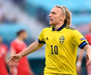 epa09295798 Emil Forsberg of Sweden celebrates scoring the opening goal during the UEFA EURO 2020 group E preliminary round soccer match between Sweden and Poland in St.Petersburg, Russia, 23 June 2021.  EPA/Kirill Kudryavtsev / POOL (RESTRICTIONS: For editorial news reporting purposes only. Images must appear as still images and must not emulate match action video footage. Photographs published in online publications shall have an interval of at least 20 seconds between the posting.)