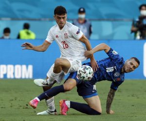 epa09295874 Lukas Haraslin of Slovakia (R) in action against Pedri of Spain during the UEFA EURO 2020 group E preliminary round soccer match between Slovakia and Spain in Seville, Spain, 23 June 2021.  EPA/Jose Manuel Vidal / POOL (RESTRICTIONS: For editorial news reporting purposes only. Images must appear as still images and must not emulate match action video footage. Photographs published in online publications shall have an interval of at least 20 seconds between the posting.)