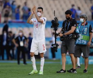 epa09296346 Sergio Busquets of Spain greets the fans after the UEFA EURO 2020 group E preliminary round soccer match between Slovakia and Spain in Seville, Spain, 23 June 2021.  EPA/Thanassis Stavrakis / POOL (RESTRICTIONS: For editorial news reporting purposes only. Images must appear as still images and must not emulate match action video footage. Photographs published in online publications shall have an interval of at least 20 seconds between the posting.)