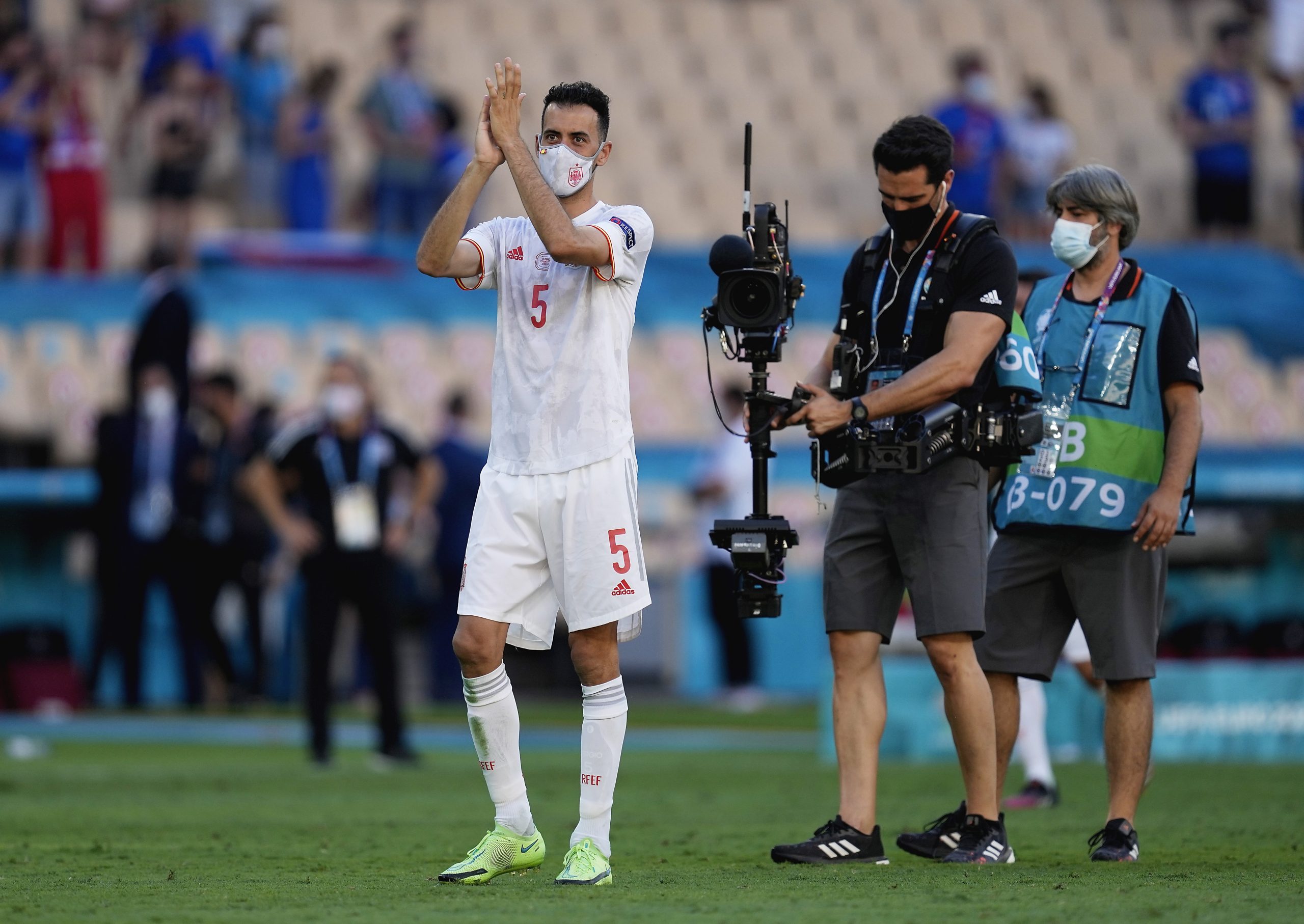epa09296346 Sergio Busquets of Spain greets the fans after the UEFA EURO 2020 group E preliminary round soccer match between Slovakia and Spain in Seville, Spain, 23 June 2021.  EPA/Thanassis Stavrakis / POOL (RESTRICTIONS: For editorial news reporting purposes only. Images must appear as still images and must not emulate match action video footage. Photographs published in online publications shall have an interval of at least 20 seconds between the posting.)