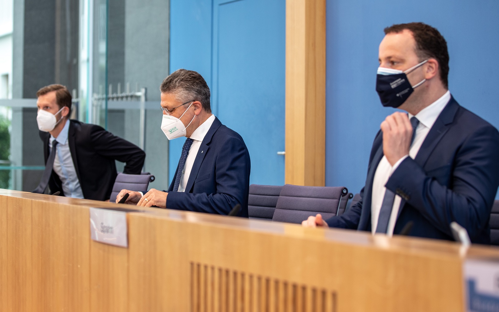 epa09300384 German Health Minister Jens Spahn (R), President of Robert Koch-Institut (RKI) Lothar H. Wieler (C) and head of the research group for Infection immunology and vaccine research from Charite Berlin Leif Erik Sander (L) attend German government's press conference on current Coronavirus situation: vaccination against Delta variant of Covid-19, in Berlin, Germany, 25 June 2021.  EPA/ANDREAS GORA / POOL