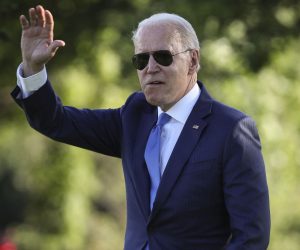 epa09301985 US President Joe Biden waves as he walks on the South Lawn of the White House before boarding Marine One in Washington, DC, USA, 25 June 2021 for a trip to Camp David.  EPA/Oliver Contreras / POOL