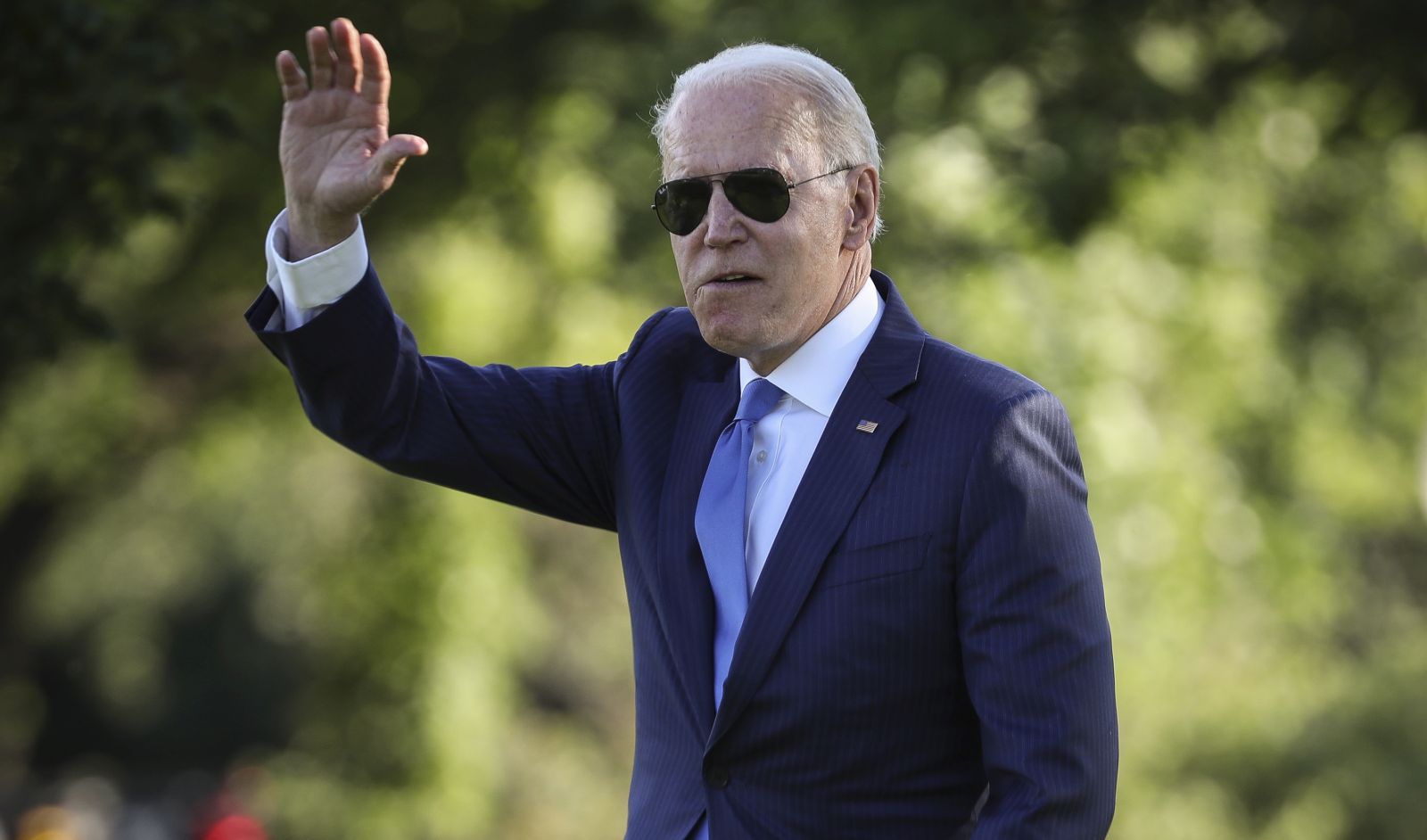 epa09301985 US President Joe Biden waves as he walks on the South Lawn of the White House before boarding Marine One in Washington, DC, USA, 25 June 2021 for a trip to Camp David.  EPA/Oliver Contreras / POOL