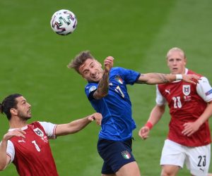 epa09304124 Ciro Immobile (C) of Italy in action against Aleksandar Dragovic (L) of Austria during the UEFA EURO 2020 round of 16 soccer match between Italy and Austria in London, Britain, 26 June 2021.  EPA/Laurence Griffiths / POOL (RESTRICTIONS: For editorial news reporting purposes only. Images must appear as still images and must not emulate match action video footage. Photographs published in online publications shall have an interval of at least 20 seconds between the posting.)