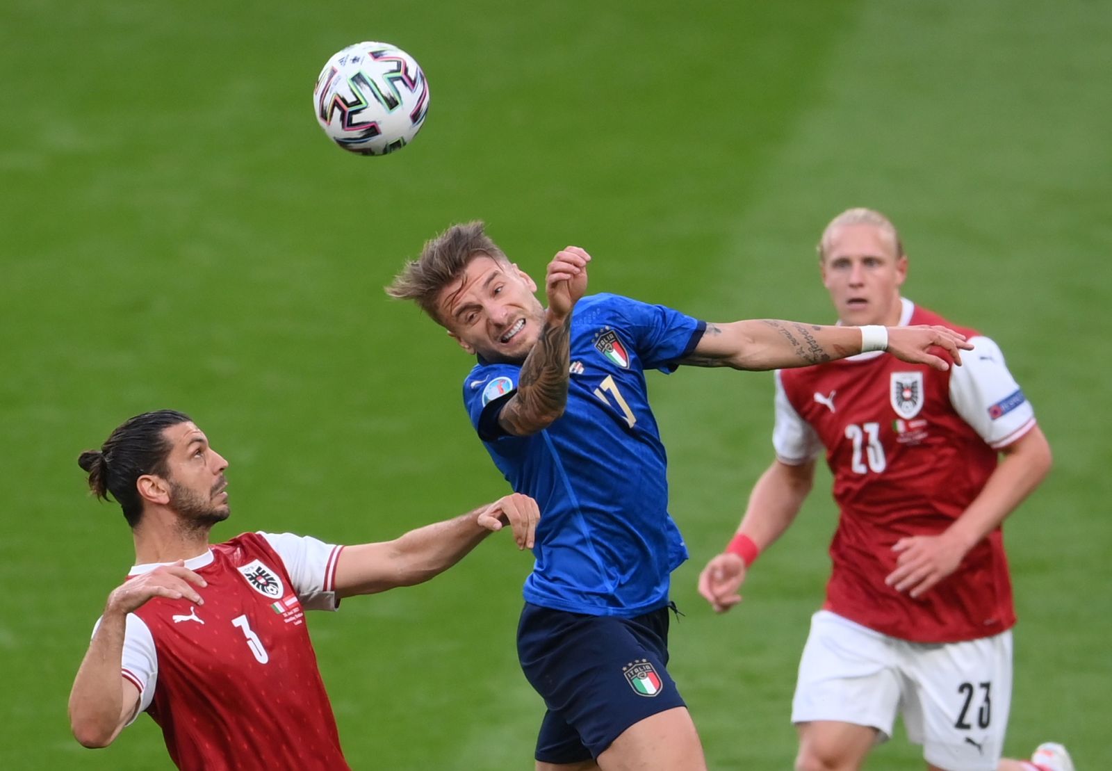 epa09304124 Ciro Immobile (C) of Italy in action against Aleksandar Dragovic (L) of Austria during the UEFA EURO 2020 round of 16 soccer match between Italy and Austria in London, Britain, 26 June 2021.  EPA/Laurence Griffiths / POOL (RESTRICTIONS: For editorial news reporting purposes only. Images must appear as still images and must not emulate match action video footage. Photographs published in online publications shall have an interval of at least 20 seconds between the posting.)