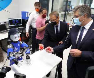 Zagreb, 28.06.2021.- Svečano otvorenje Regionalnog centra izvrsnosti za robotske tehnologije – CRTA pri Fakultetu strojarstva i brodogradnje Sveučilišta u Zagrebu. CRTA je prvi centar izvrsnosti za robotiku u Hrvatskoj, a objedinjuje laboratorije za autonomne sustave, računalnu inteligenciju i medicinsku robotiku. Na fotografiji premijer Andrej Plenković.
foto HINA/ Admir BULJUBAŠIĆ/ abu