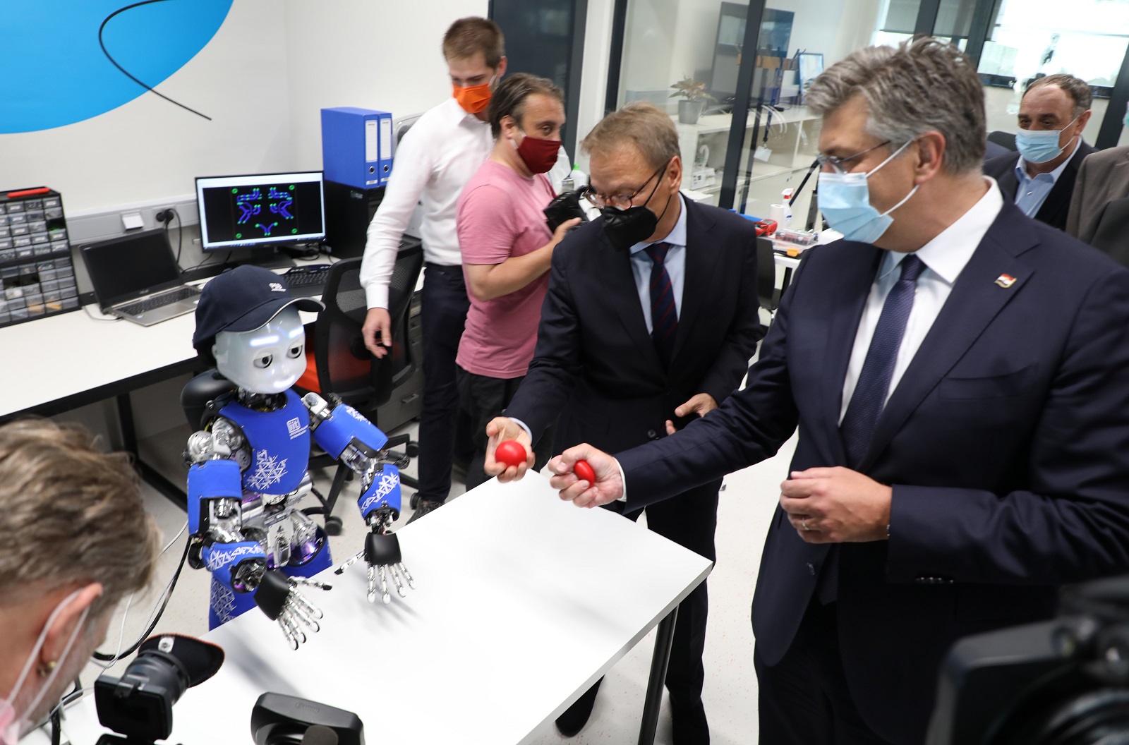 Zagreb, 28.06.2021.- Svečano otvorenje Regionalnog centra izvrsnosti za robotske tehnologije – CRTA pri Fakultetu strojarstva i brodogradnje Sveučilišta u Zagrebu. CRTA je prvi centar izvrsnosti za robotiku u Hrvatskoj, a objedinjuje laboratorije za autonomne sustave, računalnu inteligenciju i medicinsku robotiku. Na fotografiji premijer Andrej Plenković.
foto HINA/ Admir BULJUBAŠIĆ/ abu