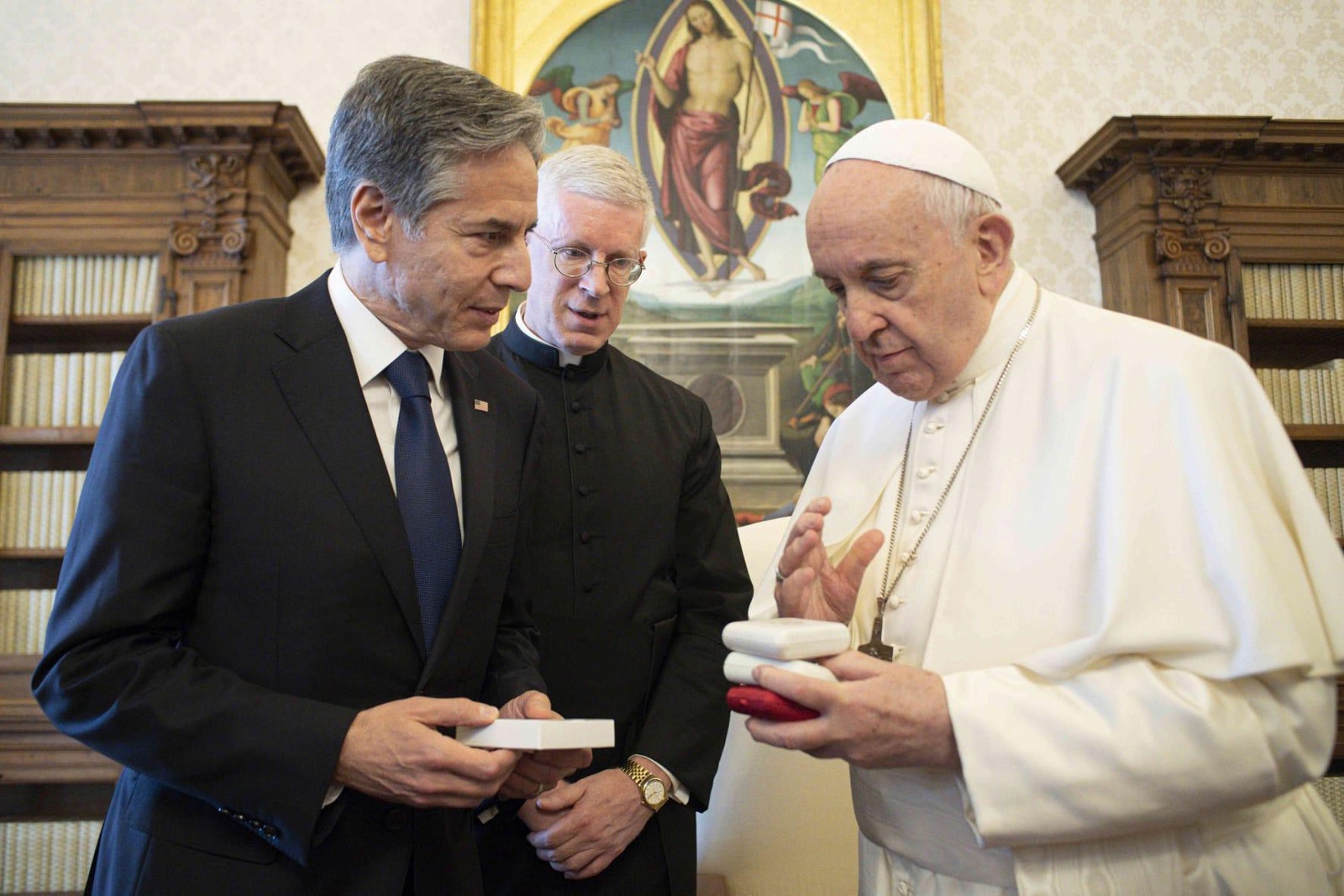 epa09307434 A handout picture provided by the Vatican Media shows Pope Francis (R) and US Secretary of State Antony Blinken (L) during their meeting at the Vatican, Vatican City, 28 June 2021. Blinken is on a week long trip in Europe traveling to Germany, France and Italy.  EPA/VATICAN MEDIA HANDOUT  HANDOUT EDITORIAL USE ONLY/NO SALES