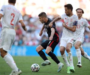 Kopenhagen, 28.06.2021 - Utakmica osmine finala Europskog nogometnog prvenstva: Hrvatska - panjolska na Parken stadionu u Kopenhagenu. Na slici Andrej Kramaric, Sergio Busquets.
foto HINA/ Daniel KASAP/ ds