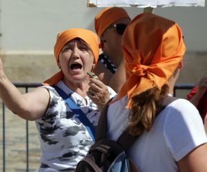 Zagreb, 30.6.2021 - Radnice požeške tvrtke Orljava na Trgu sv. Marka prosvjedom zahtijevaju od Vlade da primi predstavnike sindikata radi razgovora o njihovoj budućnosti. 
Foto HINA/ Dario GRZELJ/ dag