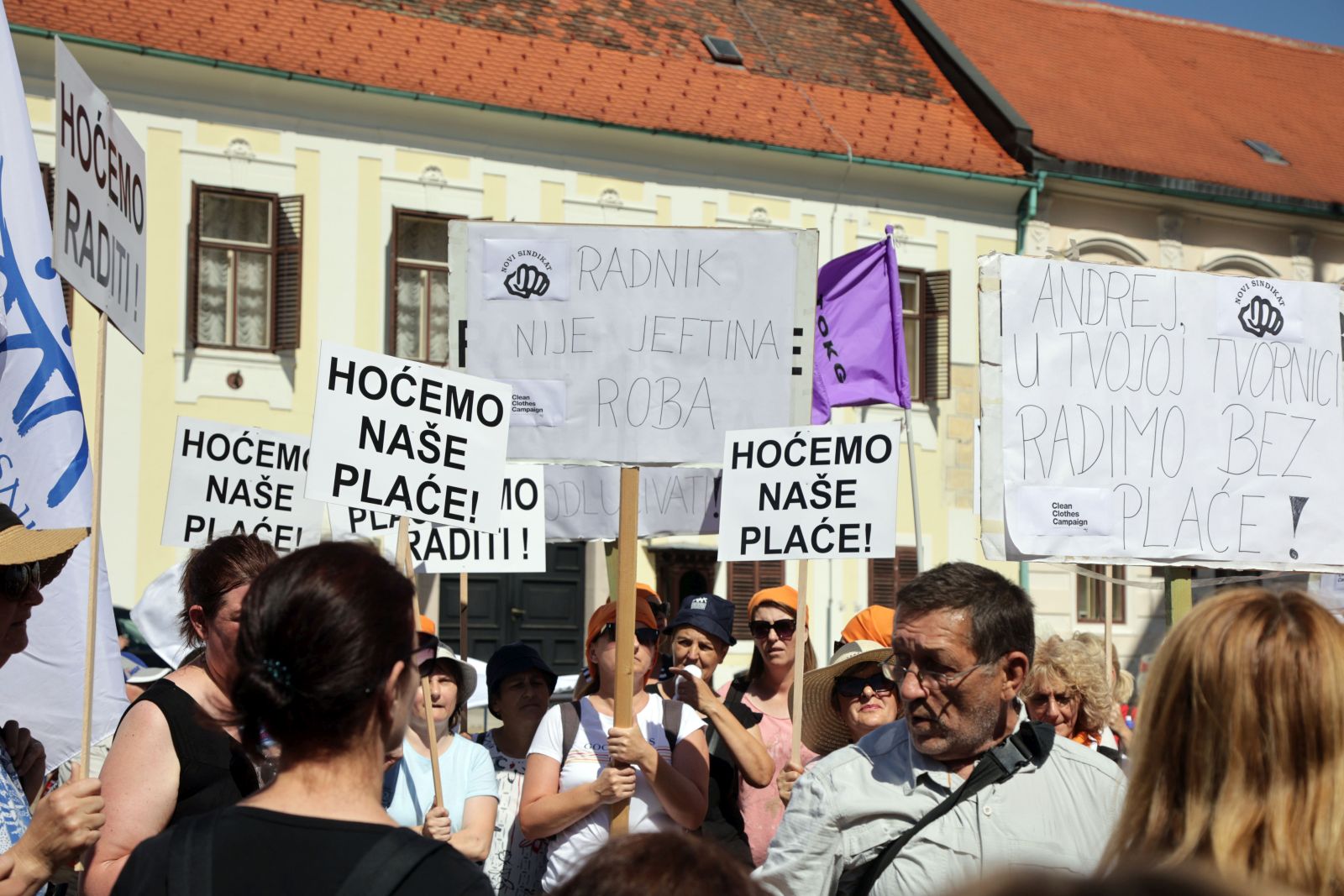 Zagreb, 30.6.2021 - Radnice požeške tvrtke Orljava na Trgu sv. Marka prosvjedom zahtijevaju od Vlade da primi predstavnike sindikata radi razgovora o njihovoj budućnosti. 
Foto HINA/ Dario GRZELJ/ dag