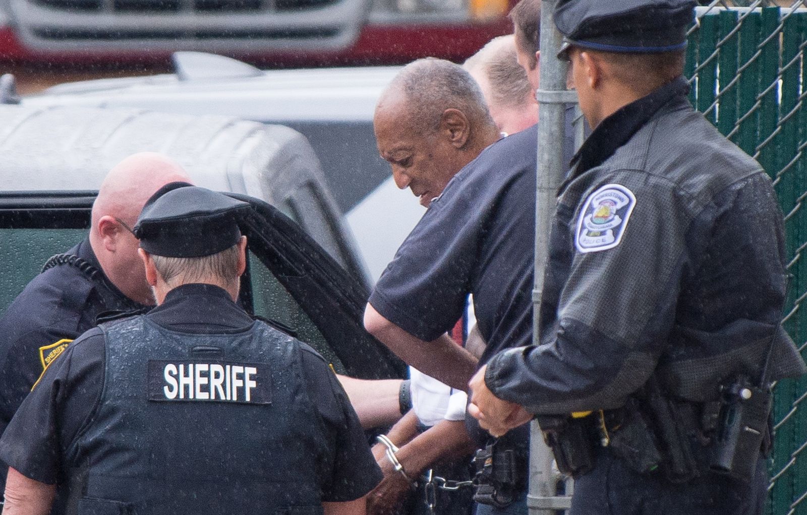 epa09313986 (FILE) - US entertainer Bill Cosby (C, white shirt) is escorted from the Montgomery County Courthouse in Norristown, Pennsylvania, USA, 25 September 2018 (reissued 30 June 2021). The Pennsylvania Supreme Court on 30 June 2021 overturned the conviction of Bill Cosby on sex assault charges.  EPA/TRACIE VAN AUKEN *** Local Caption *** 54653434