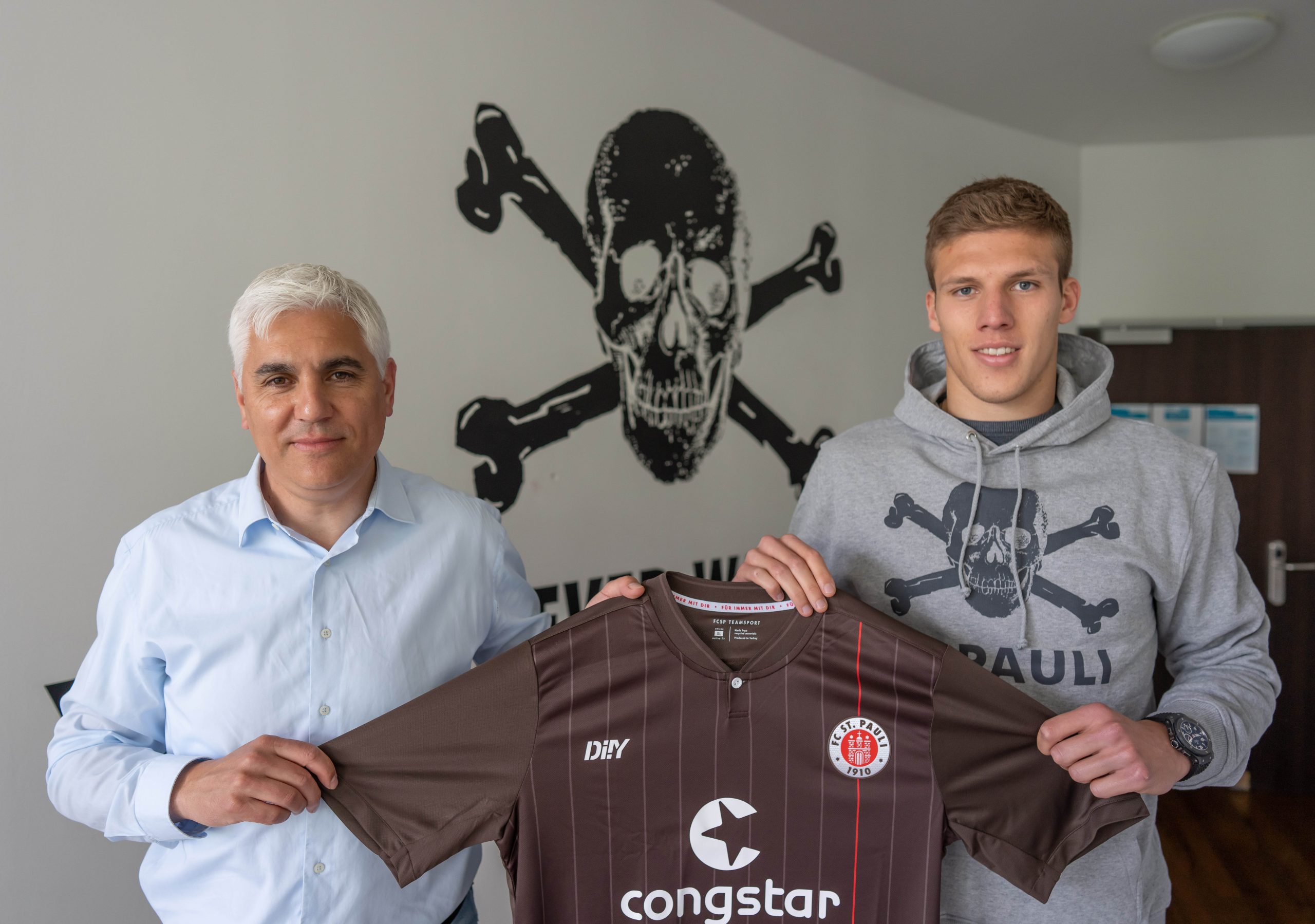 v.l. Sportchef Andreas Bornemann, Jakov Medic
Hamburg, 26.05.2021, Fussball, FC St. Pauli, Neuzugang