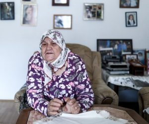 02.10.2019., Konjevic Polje, Bosna i Hercegovina -
Nakon 15-godisnje bitke Fata Orlovic, poznatija kao "Nana Fata" docekala je konacnu presudu po kojoj crkva izgradjena u njenom dvoristu mora biti izmjestena. Nasmijana i zadovoljna "Nana Fata" u svojoj kuci docekuje brojne goste koji joj dolaze cestitati nakon presude Europskog suda za ljudska prava u Strasbourgu. Crkva je u njenom dvoristu izgradjena 1996. godine, "Nana Fata" tada nije bila tu jer je zbog rata zajedno sa svojim suprugom i sedmero djece pobjegla.
Photo: Armin Durgut/PIXSELL