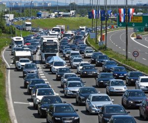 03.06.2021., Zagreb - Guzva na naplatnim kucicama Lucko u smjeru mora. Photo: Zeljko Hladika/PIXSELL
