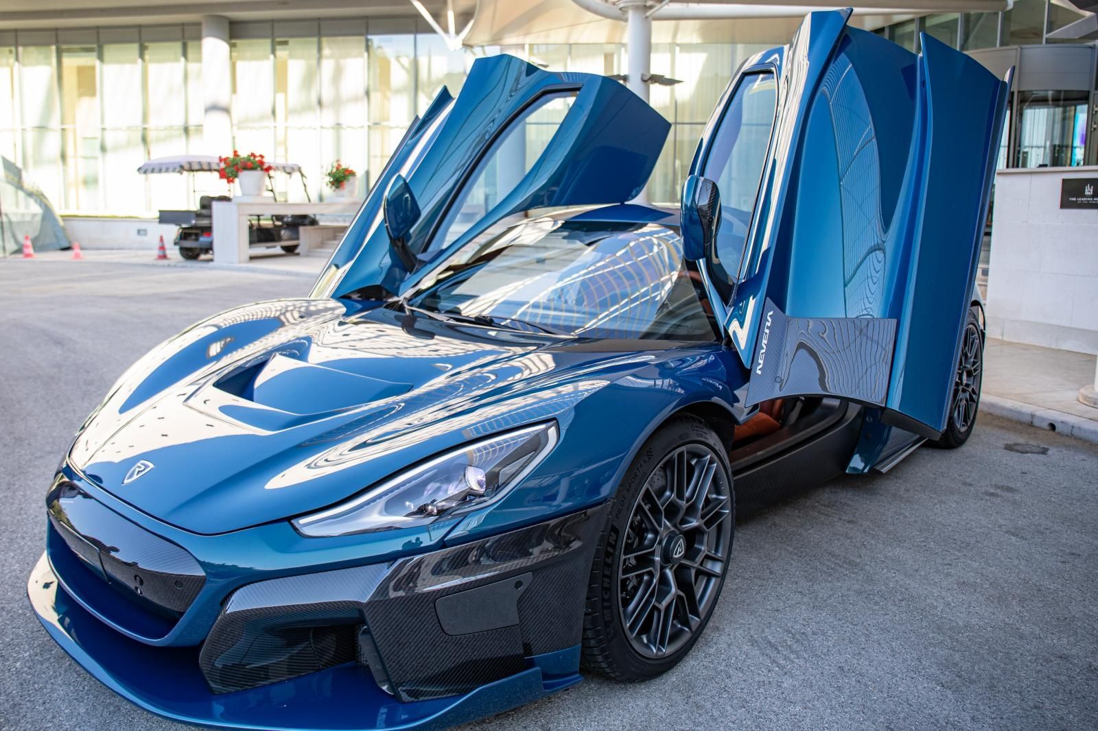 03,06,2021., Dubrovnik, Orasac - Mate Rimac dao je izjavu za medije ispred Vrtova sunca i ispred svoje dvije Nevere: Nevera je serijski auto, otkrili smo finalnu verziju tog auta, koji sad krece u proizvodnju i isporuku kupcima. U sljedecih nekoliko mjeseci zavrsava homologacija. Ono sto je zanimljivo kod auta jest da pomice granice - rekao je Rimac. 
Photo: Grgo Jelavic/PIXSELL