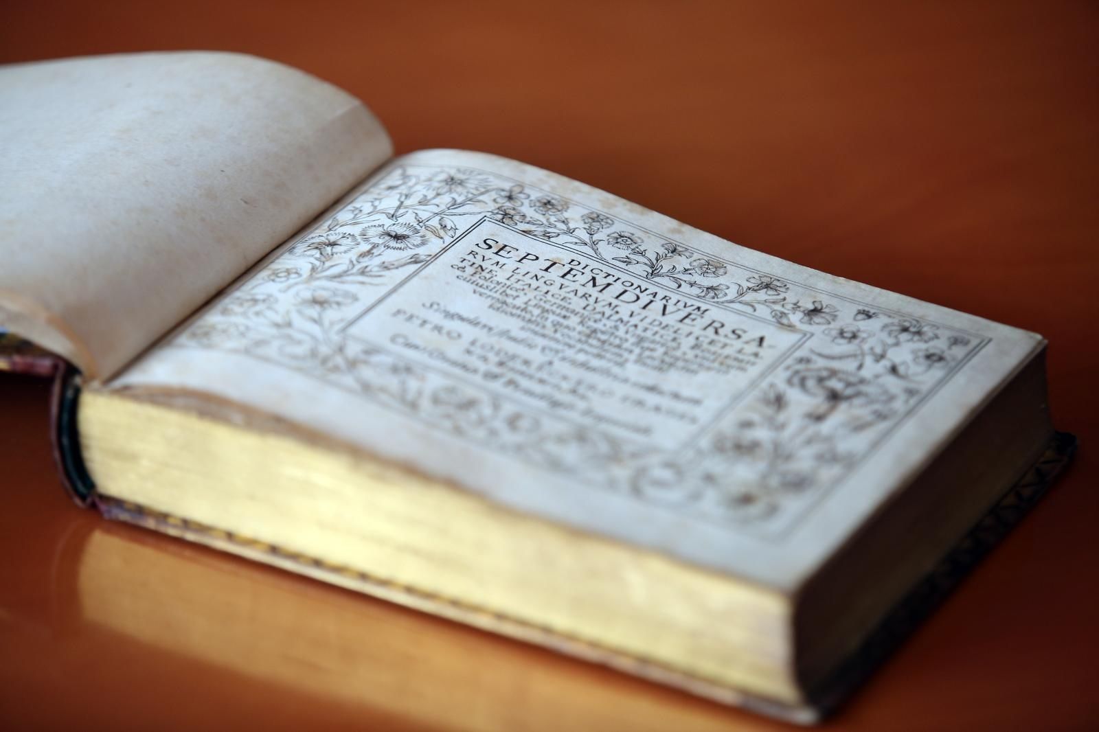 04.03.2020., Sibenik - Sibenska gradska knjiznica nabavila je dvije iznimno vrijedne knjige: originalno izdanje Peterojezicnog rjecnika Fausta Vrancica, tiskano 1595. u Veneciji, te njegovo dopunjeno izdanje iz 1605. godine. Rijec je o djelima neprocjenjive vrijednosti, ne samo za hrvatsku nego i europsku lingvisticku bastinu, a  rijec je o prvom pravom, reprezentativnom rjecniku hrvatskog jezika s latinskim, talijanskim, njemackim i madjarskim prijevodom. Photo: Dusko Jaramaz/PIXSELL