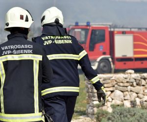 04.04.2019., Vodice - Zbog pozara u zaledju Vodica na Benkovackoj cesti i jakoj juga veci broj vatrogasaca osigurava to podrucje. Photo: Hrvoje Jelavic/PIXSELL